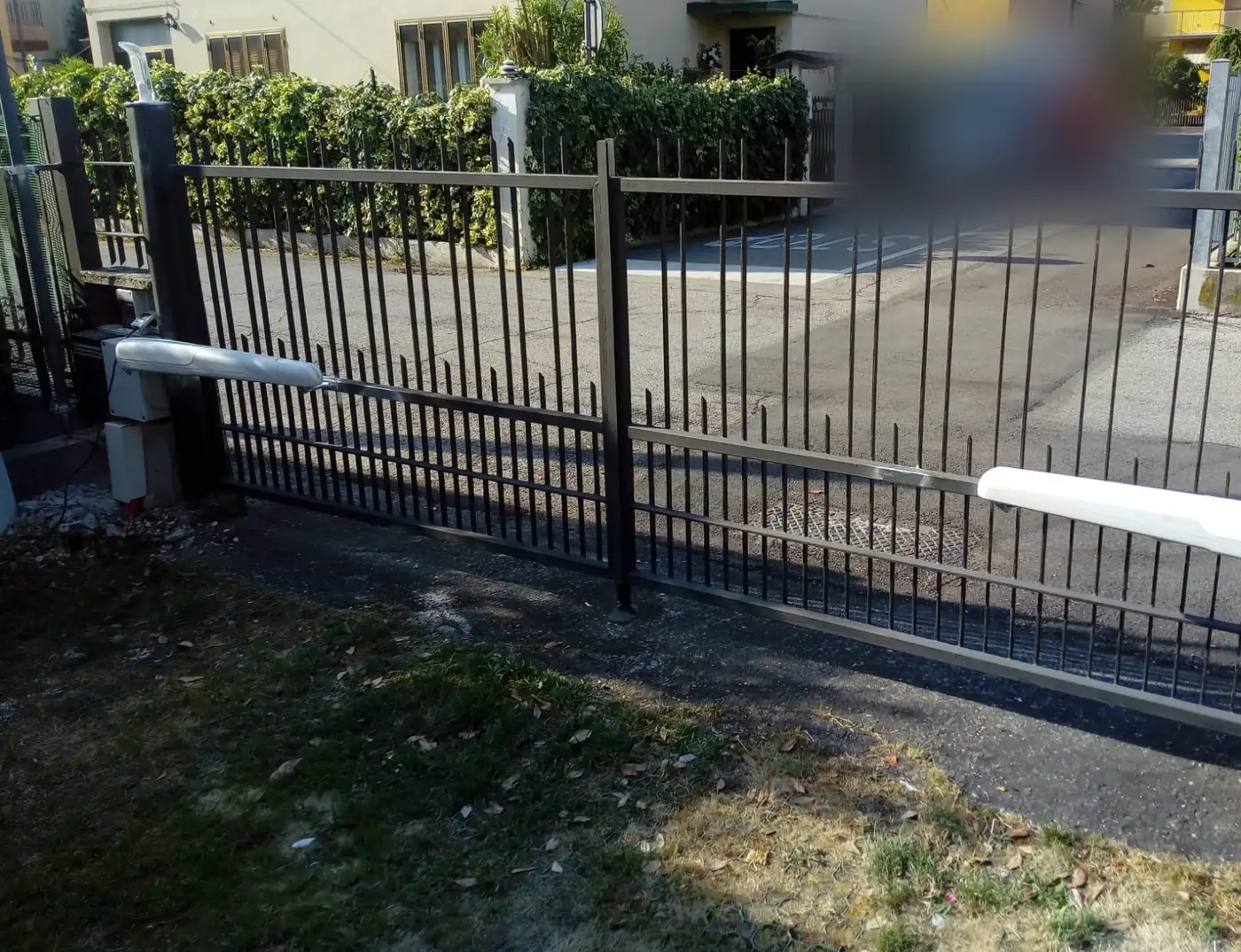 Automazione a bracci articolati su cancello a due ante