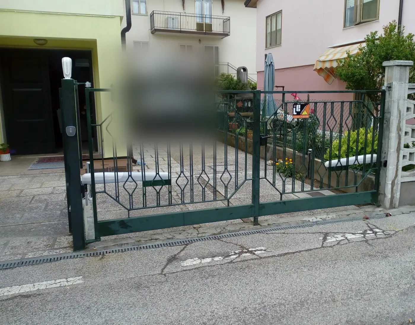 Cancello a battente con automazione a pistoni lineari