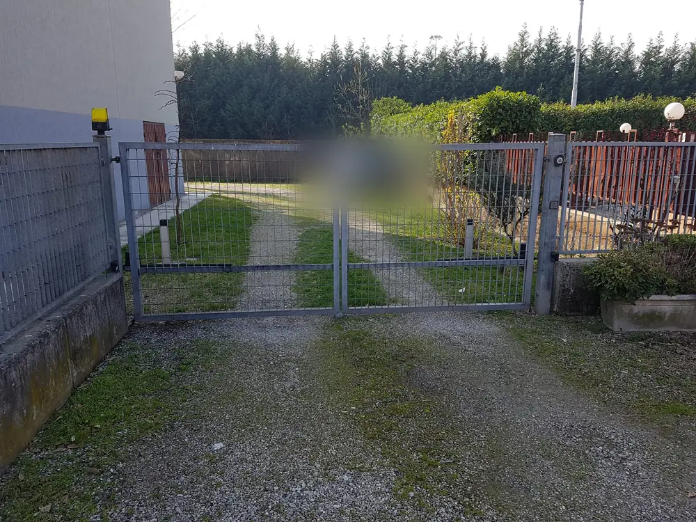 Cancello a due ante in grigliato zincato con lampeggiante