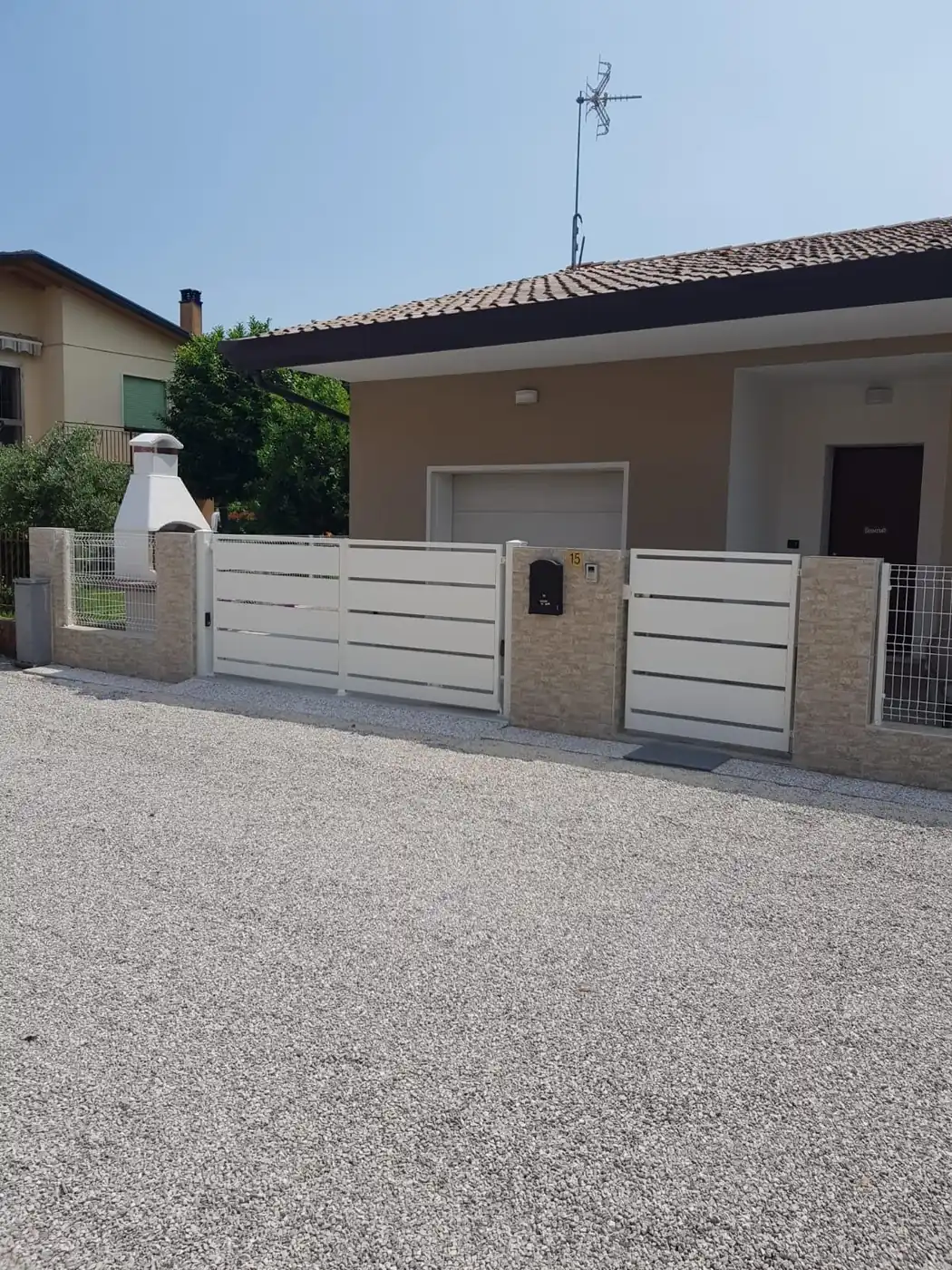 Cancello scorrevole automatizzato su lotto residenziale ampio