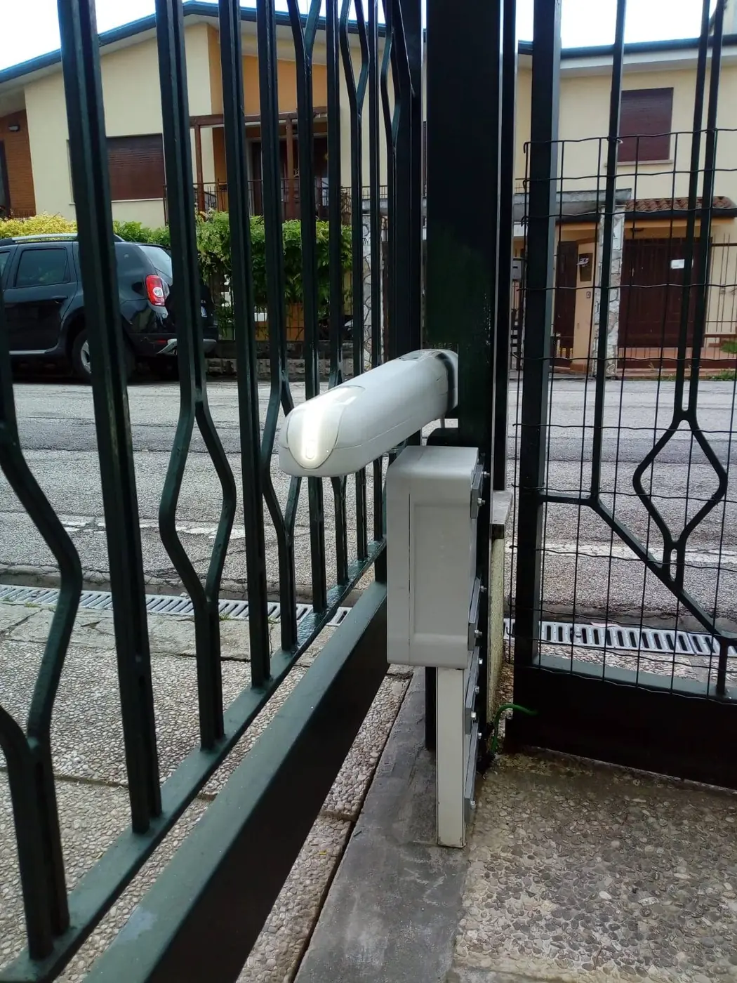 Dettaglio di un motore lineare su cancello a battente